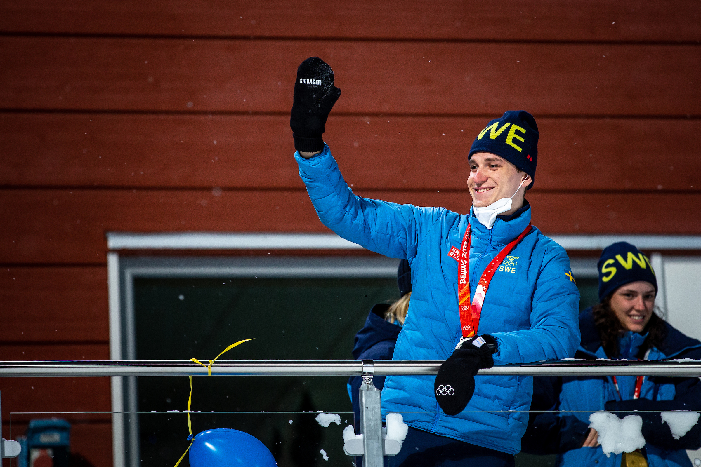 Martin Ponsiluoma vinkar till publiken under hemkomsten för OS-deltagarna i Östersund måndag 21 februari 2022. 
Foto: Per Danielsson