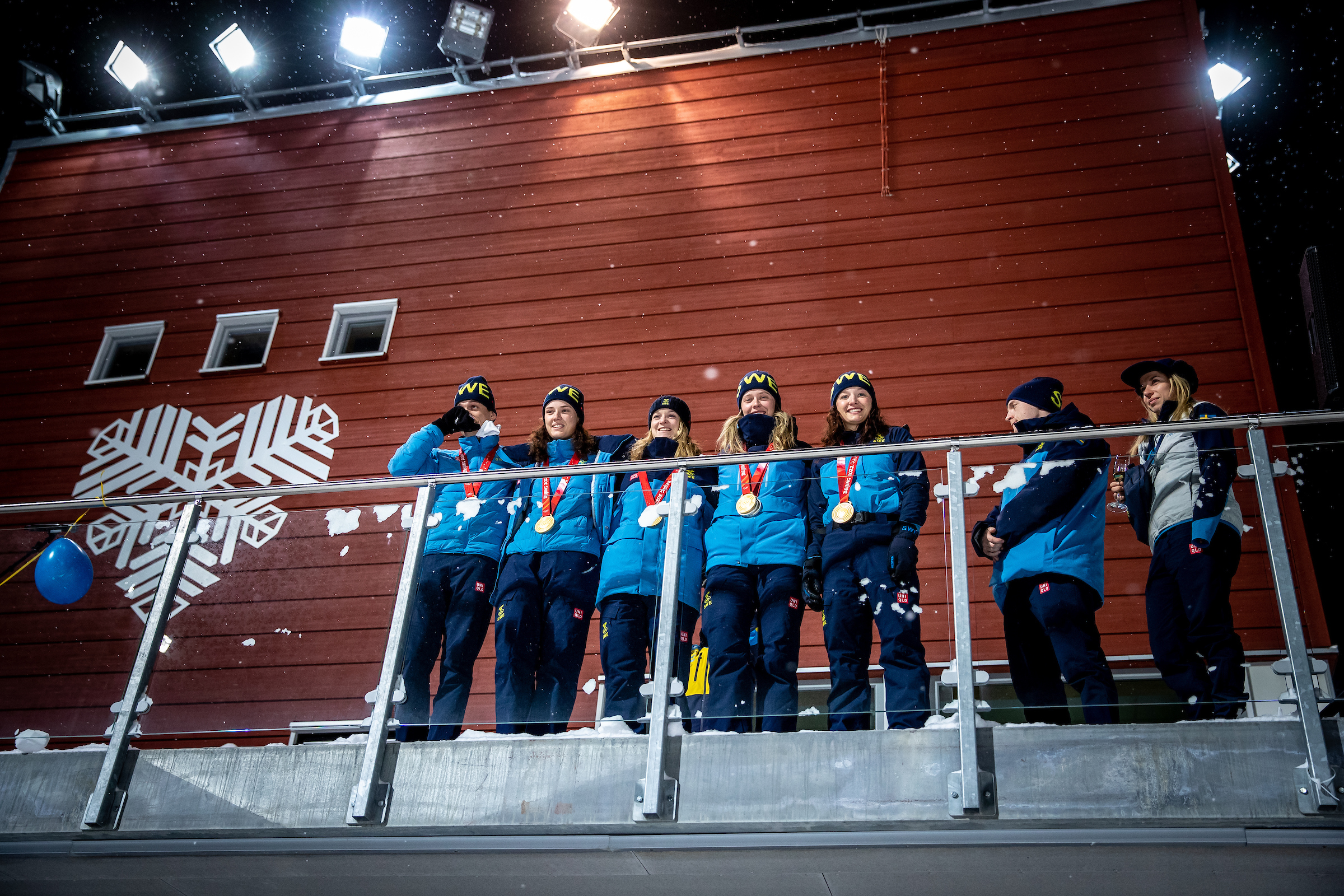 Trötta och glada medaljörer under hemkomsten för OS-deltagarna i Östersund måndag 21 februari 2022. 
Foto: Per Danielsson