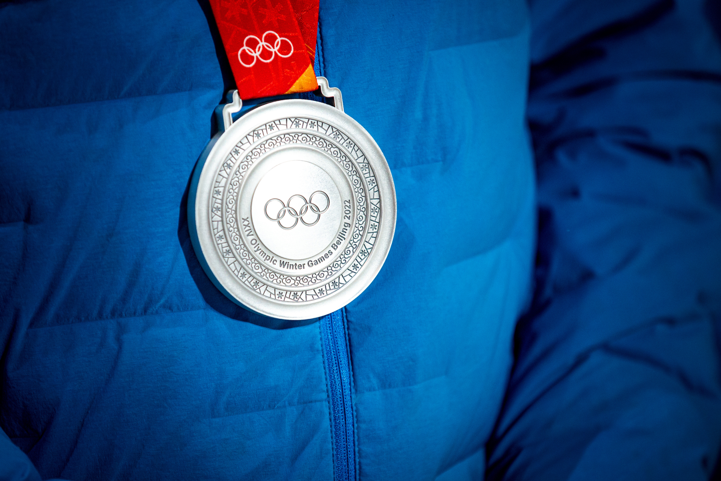 Martin Ponsiluomas silvermedalj under hemkomsten för OS-deltagarna i Östersund måndag 21 februari 2022. 
Foto: Per Danielsson